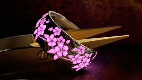 leuchtender Ring mit Kirschblütenmotiv
