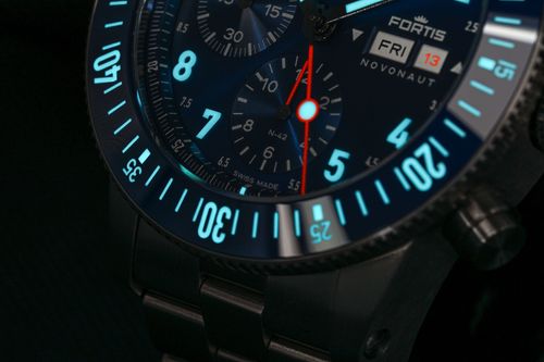 Unterer Teil des leuchtenden Lumicast Zifferblattes einer Fortis Uhr