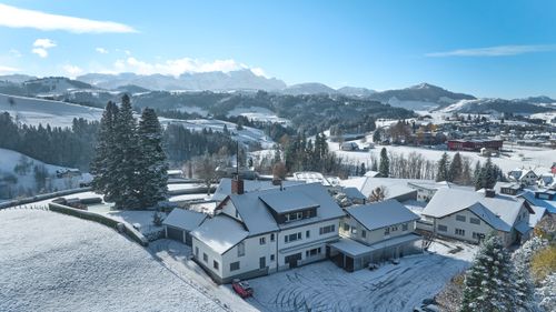 Drohnen Shot von der Firma im Schnee