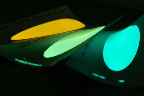 verschieden leuchtende Anstriche im Dunkeln