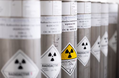 Radioaktiv Schilder auf Zylindern Close up