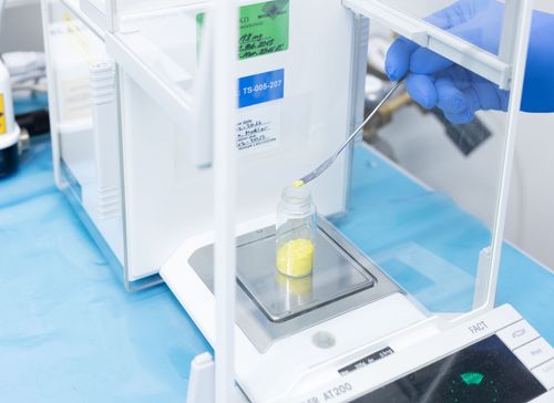 Abwiegen von Chemikalien einhändig