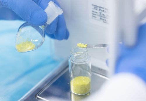 Abwiegen von Chemikalien Nahaufnahme 